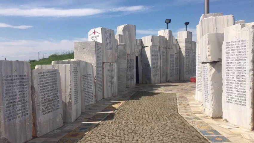 Deprem Anıtı Deprem Anıtı